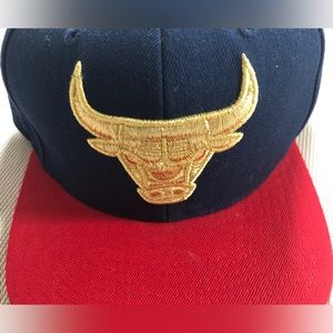 NBA CHICAGO BULLS NWOT Rare! Mitchell & Ness American Gold Brim Snapback…